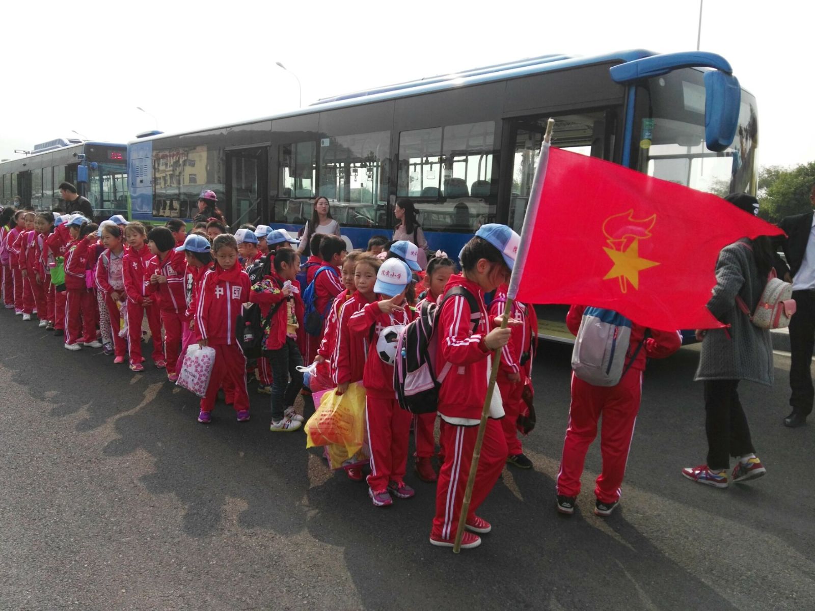 公交快速公司圓滿(mǎn)完成院前小學(xué)秋游運輸保障工作