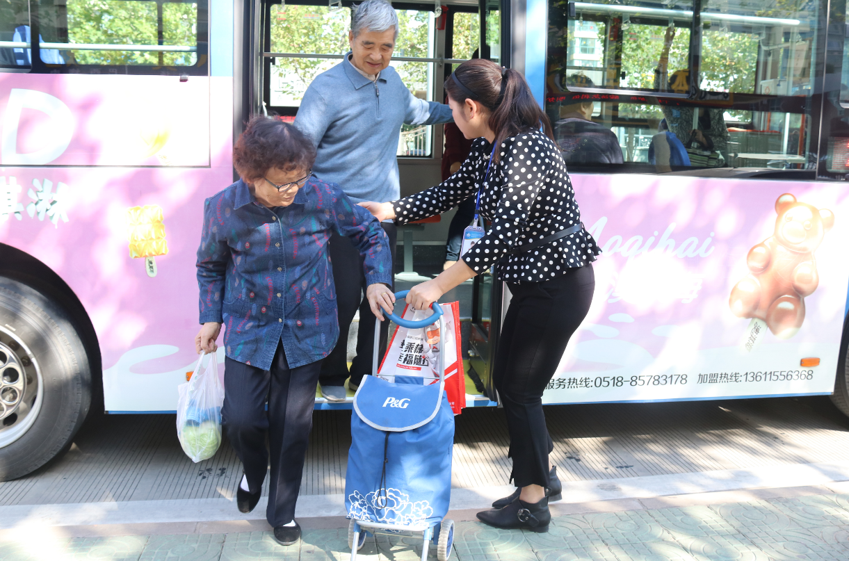 公交新浦公司重陽(yáng)節上路上線(xiàn)服務(wù)