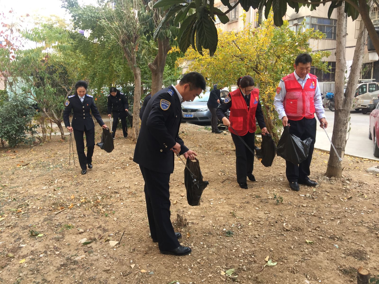 公交集團公交事業(yè)一部開(kāi)展“黨員活動(dòng)進(jìn)社區  志愿服務(wù)我先行”活動(dòng)