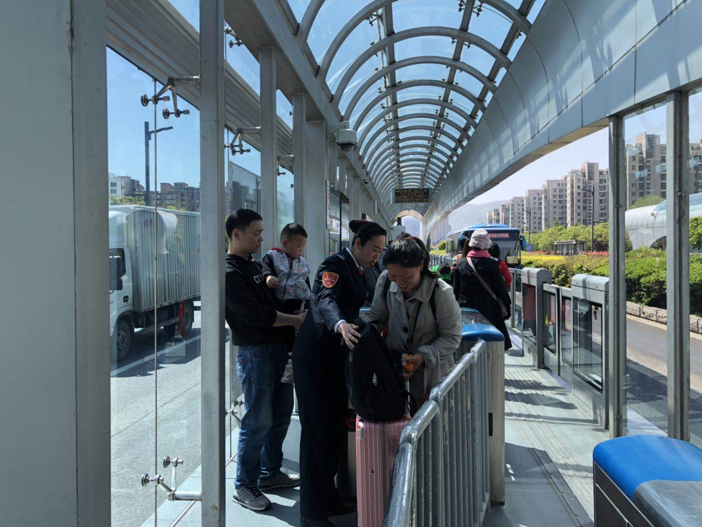 站務(wù)員用微笑感染每個(gè)乘客