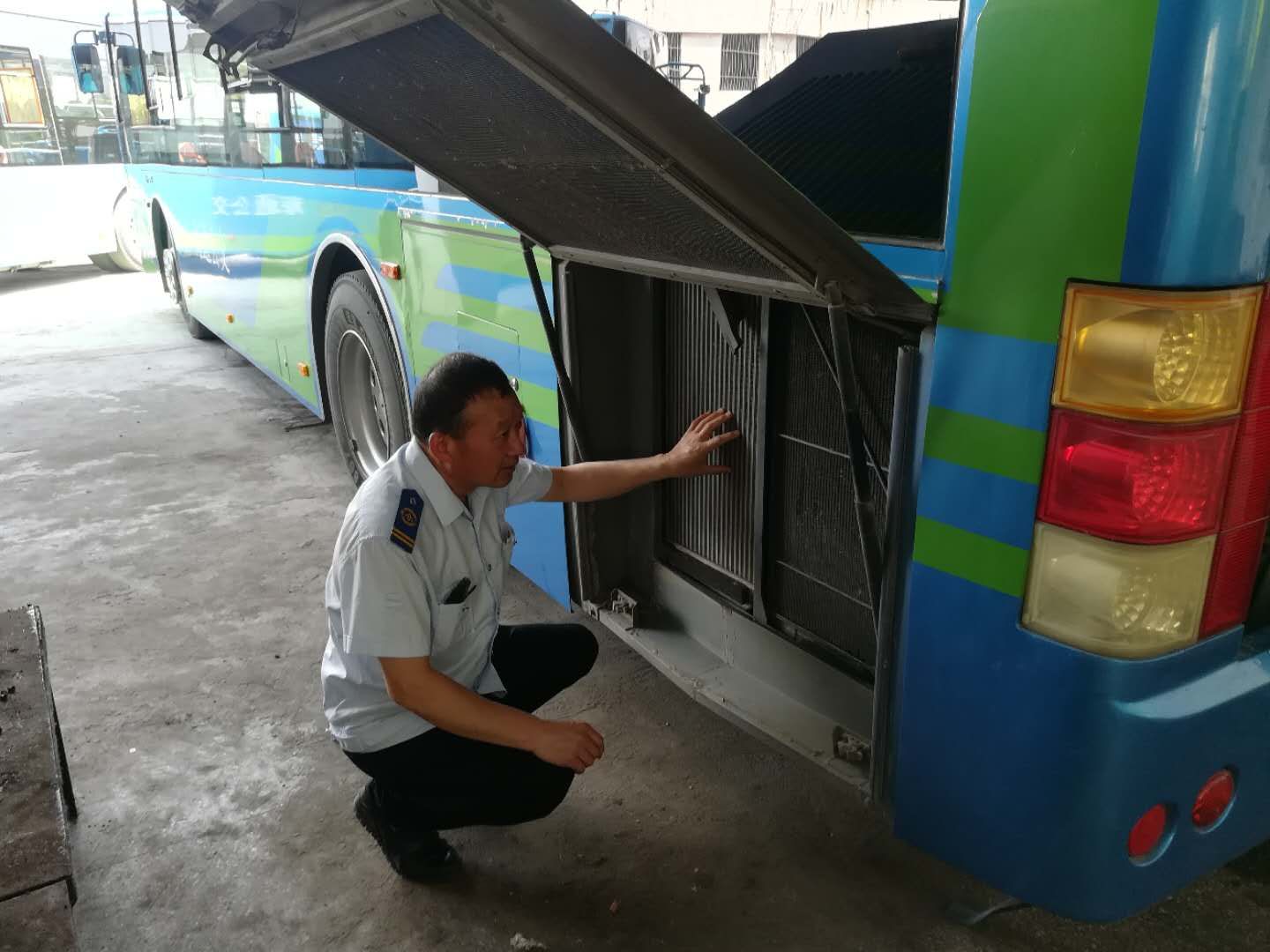 公交集團公交事業(yè)一部高溫天氣開(kāi)展車(chē)輛安全檢查