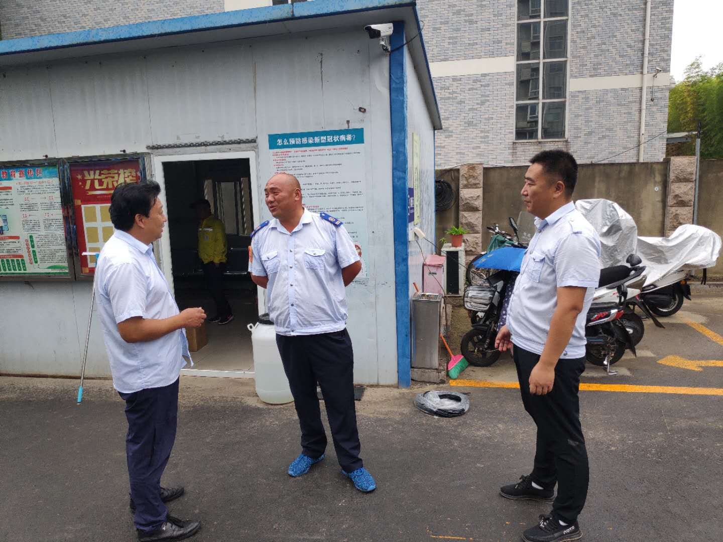 公交集團公交事業(yè)一部雨天創(chuàng  )文不放松 加強創(chuàng  )文現場(chǎng)交代