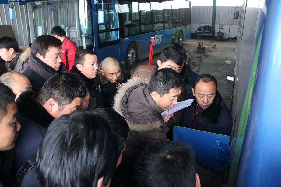 公交BRT公司組織駕駛員進(jìn)行電動(dòng)車(chē)輛崗前培訓