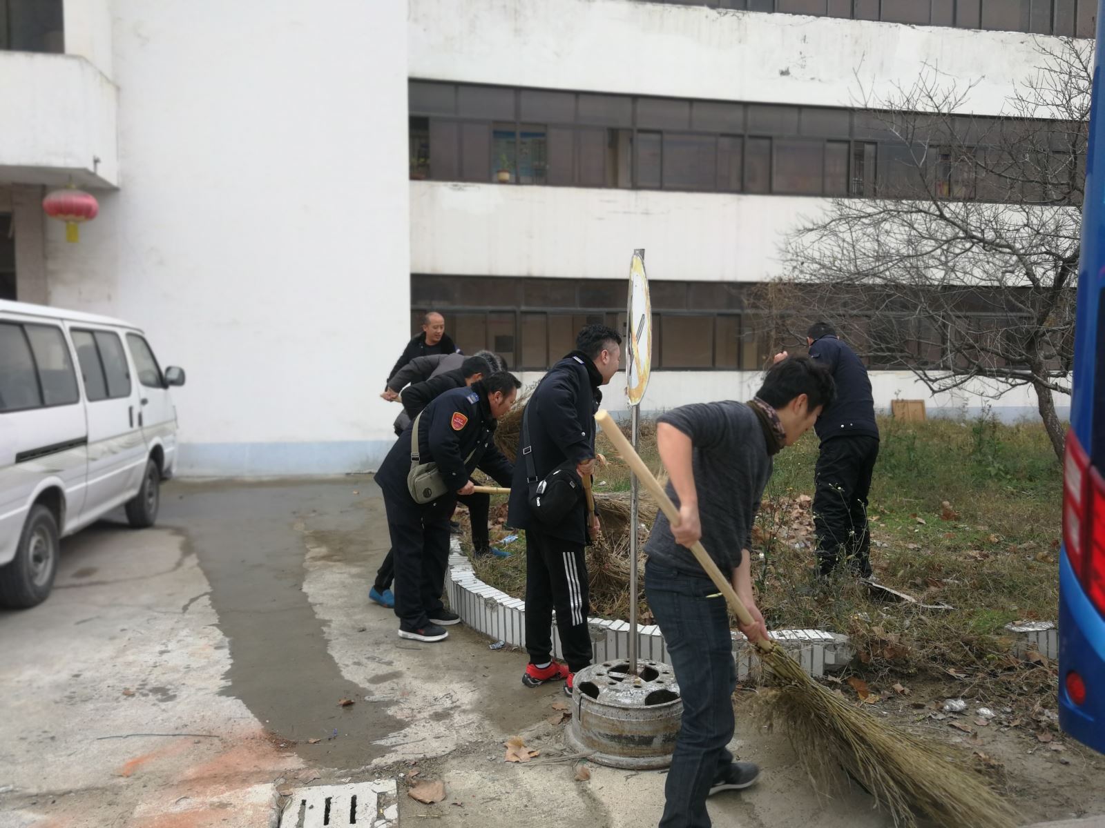 公交集團海通公交公司助力創(chuàng  )文工作清掃華威停車(chē)場(chǎng)場(chǎng)站落葉