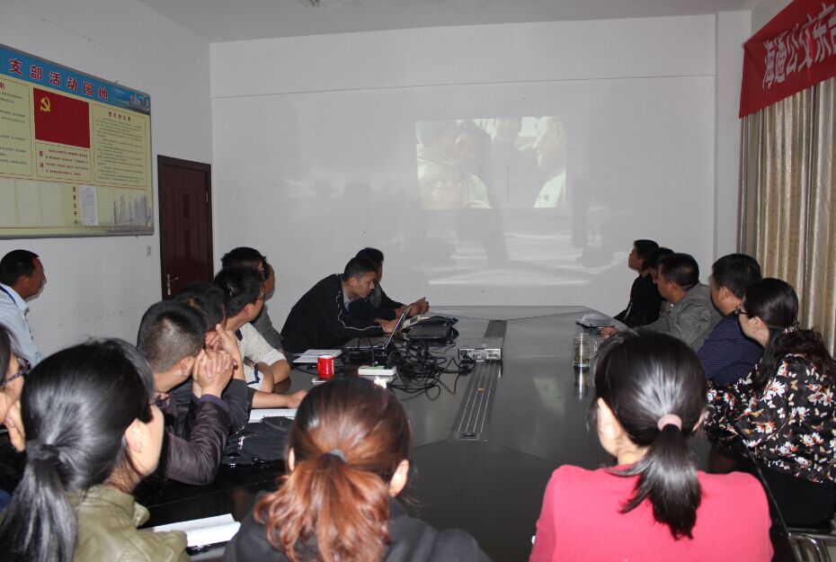 公交東部公司積極組織觀(guān)看專(zhuān)題片《逐夢(mèng)小康  小康新夢(mèng)》和《一位女村官的承諾》