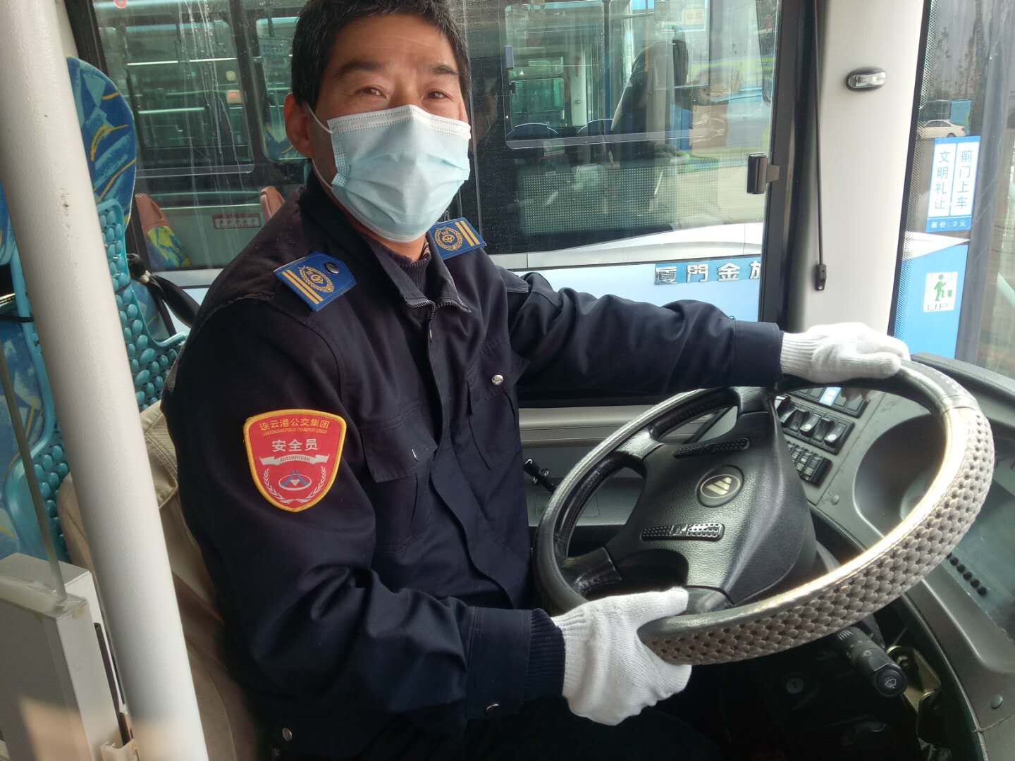 公交集團公交事業(yè)一部18路駕駛員馬繼浩拾金不昧受表?yè)P