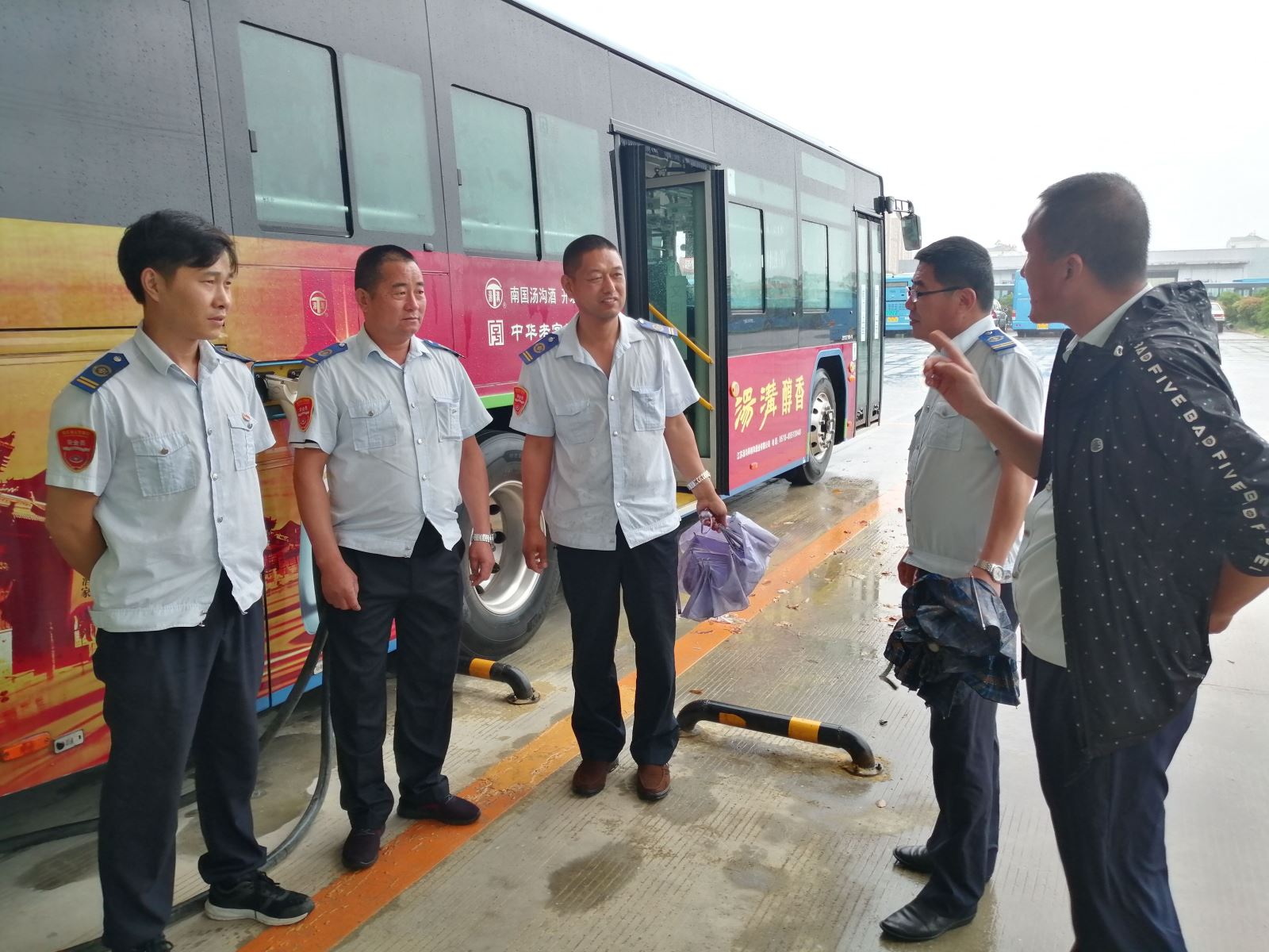 公交集團公交事業(yè)一部啟動(dòng)應急預案應對暴雨天氣