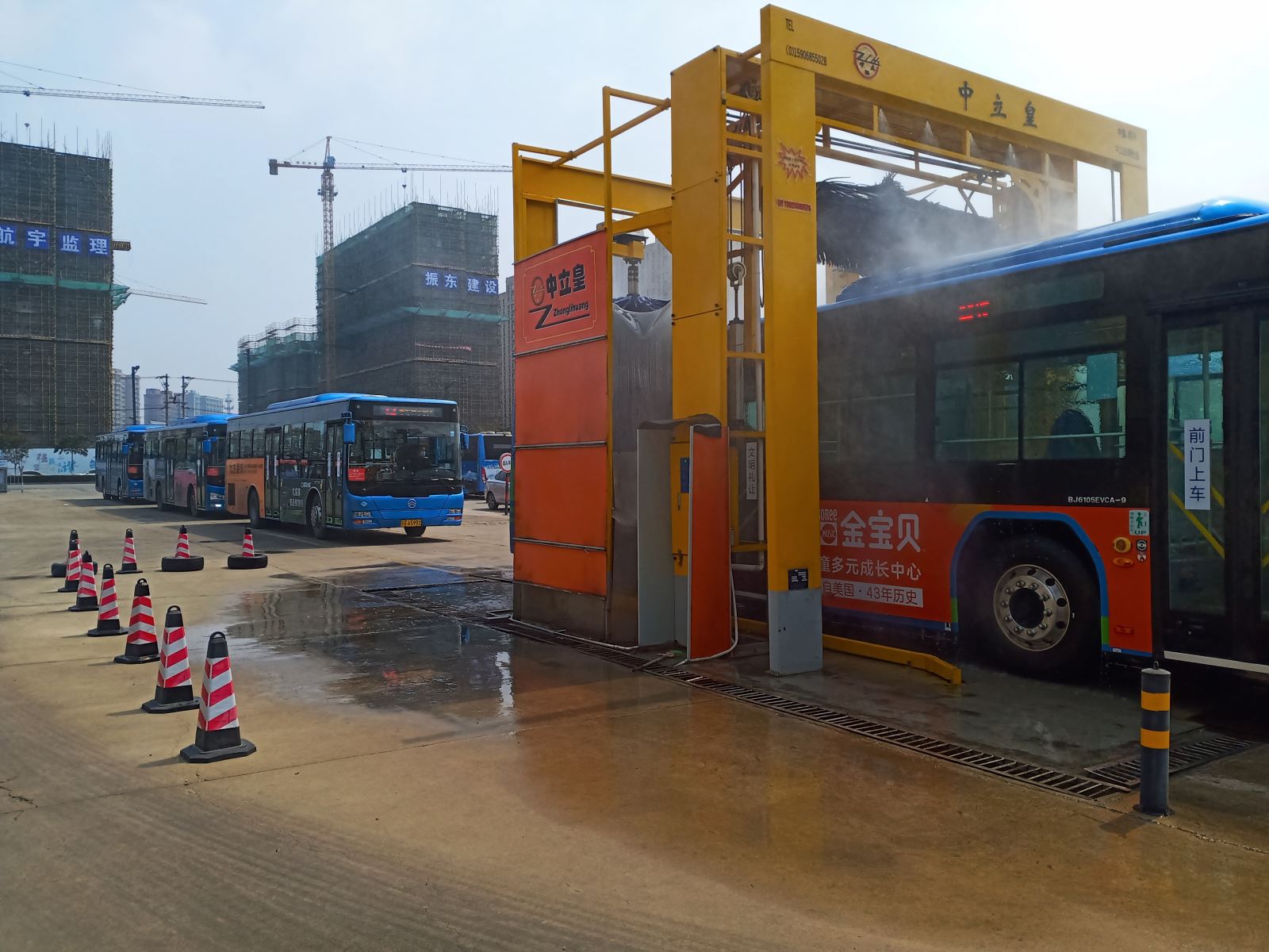 公交集團公交事業(yè)一部做好雨停車(chē)凈 營(yíng)造整潔車(chē)廂環(huán)境