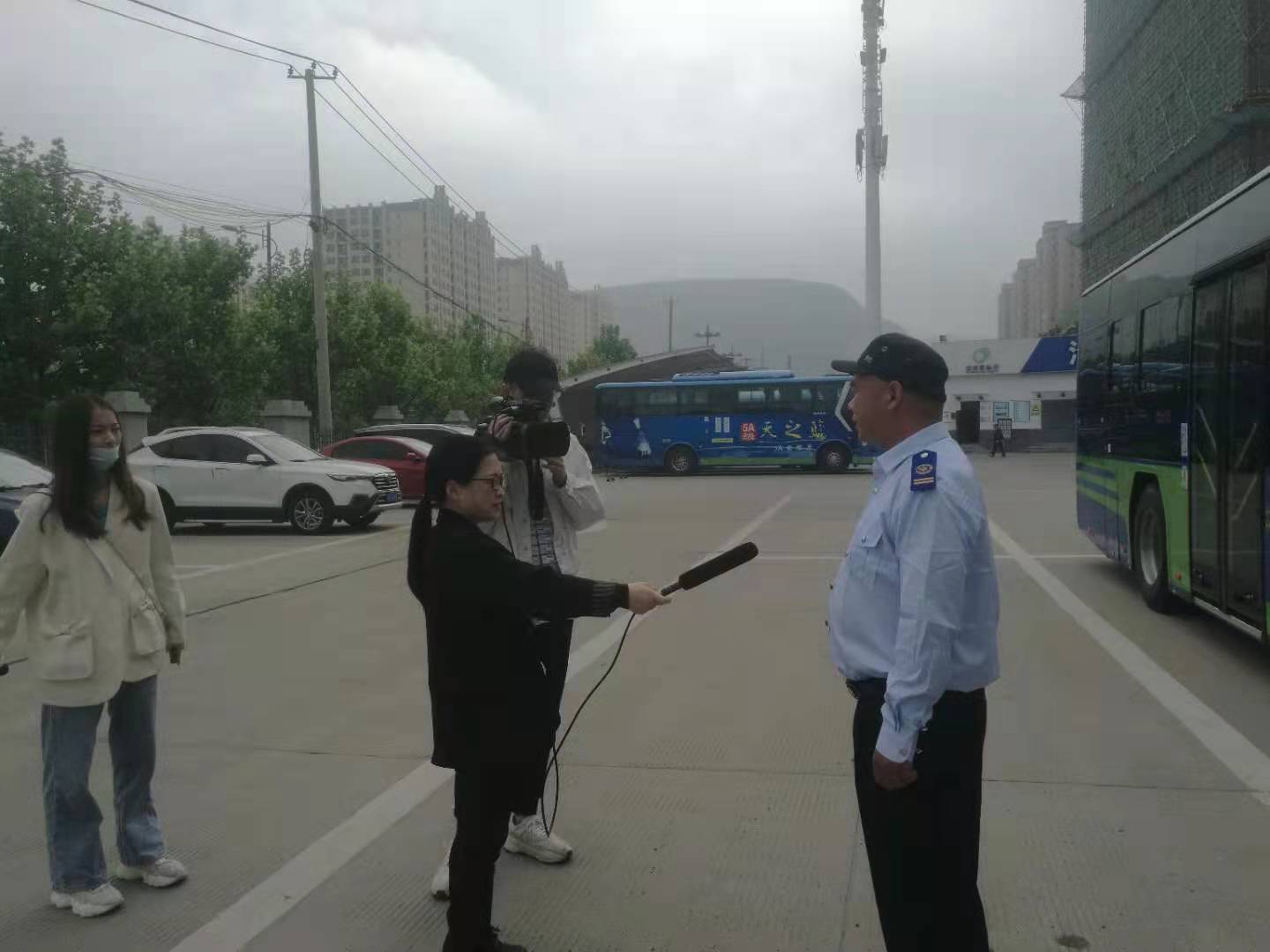 公交集團公交事業(yè)一部3路駕駛員武傳超見(jiàn)義勇為，奮力滅火