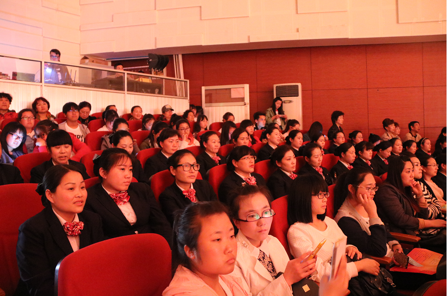 公交BRT站務(wù)員參加2016“文明風(fēng)尚大家唱、核心價(jià)值觀(guān)‘六進(jìn)’”系列文化活動(dòng)啟動(dòng)儀式