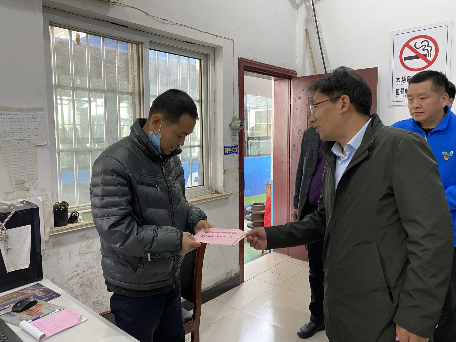 公交集團機務(wù)技術(shù)事業(yè)部組織為困難職工捐款活動(dòng)