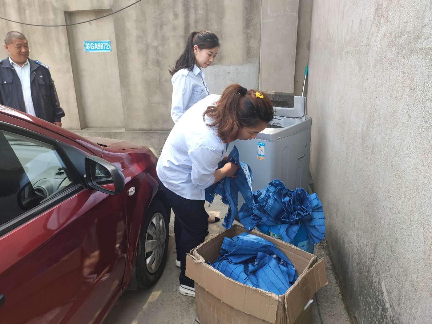 經(jīng)營(yíng)發(fā)展事業(yè)部清洗窗簾  營(yíng)造清涼舒適車(chē)廂氛圍