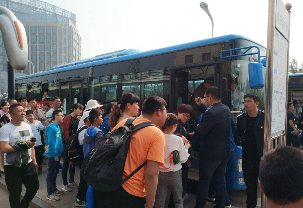 公交集團東部公司積極做好“五一”小長(cháng)假客流督導工作