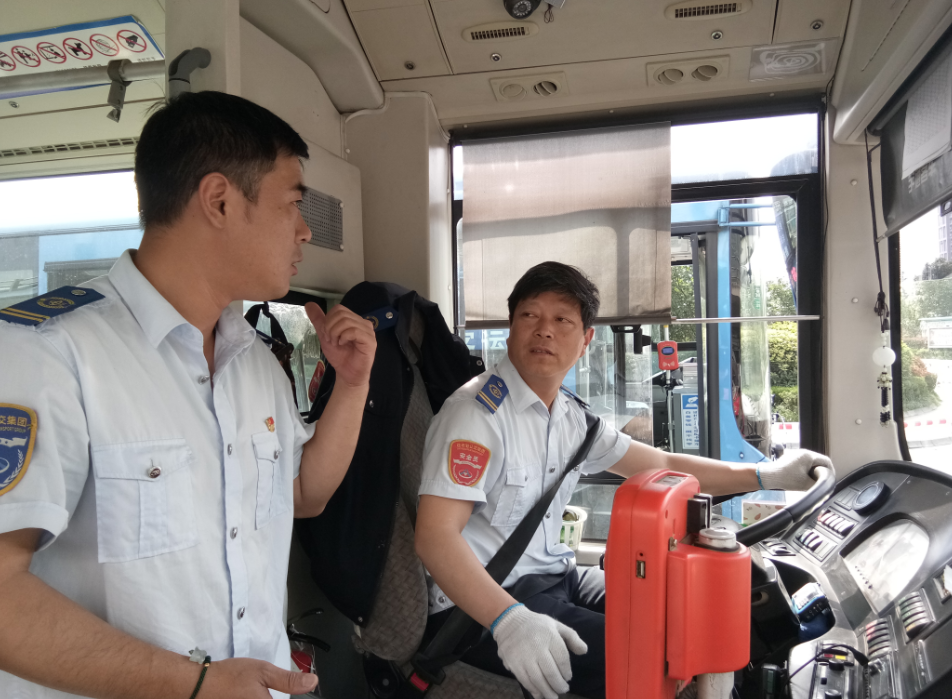 公交集團東部公司開(kāi)展上路上線(xiàn)檢查 助推創(chuàng  )文工作