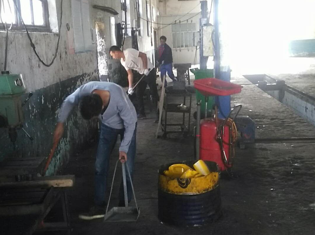 公交集團汽服公司開(kāi)展雙節前環(huán)境衛生整治工作