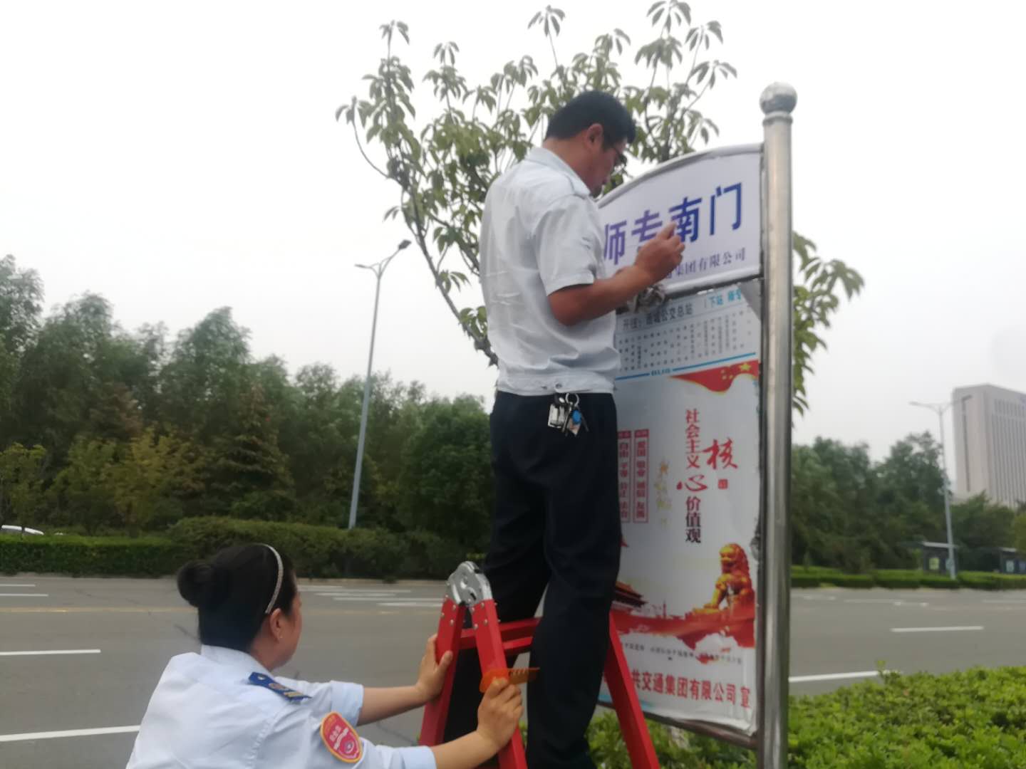 公交集團公交事業(yè)一部對線(xiàn)路站牌排查整改  確保創(chuàng  )文驗收順利完成