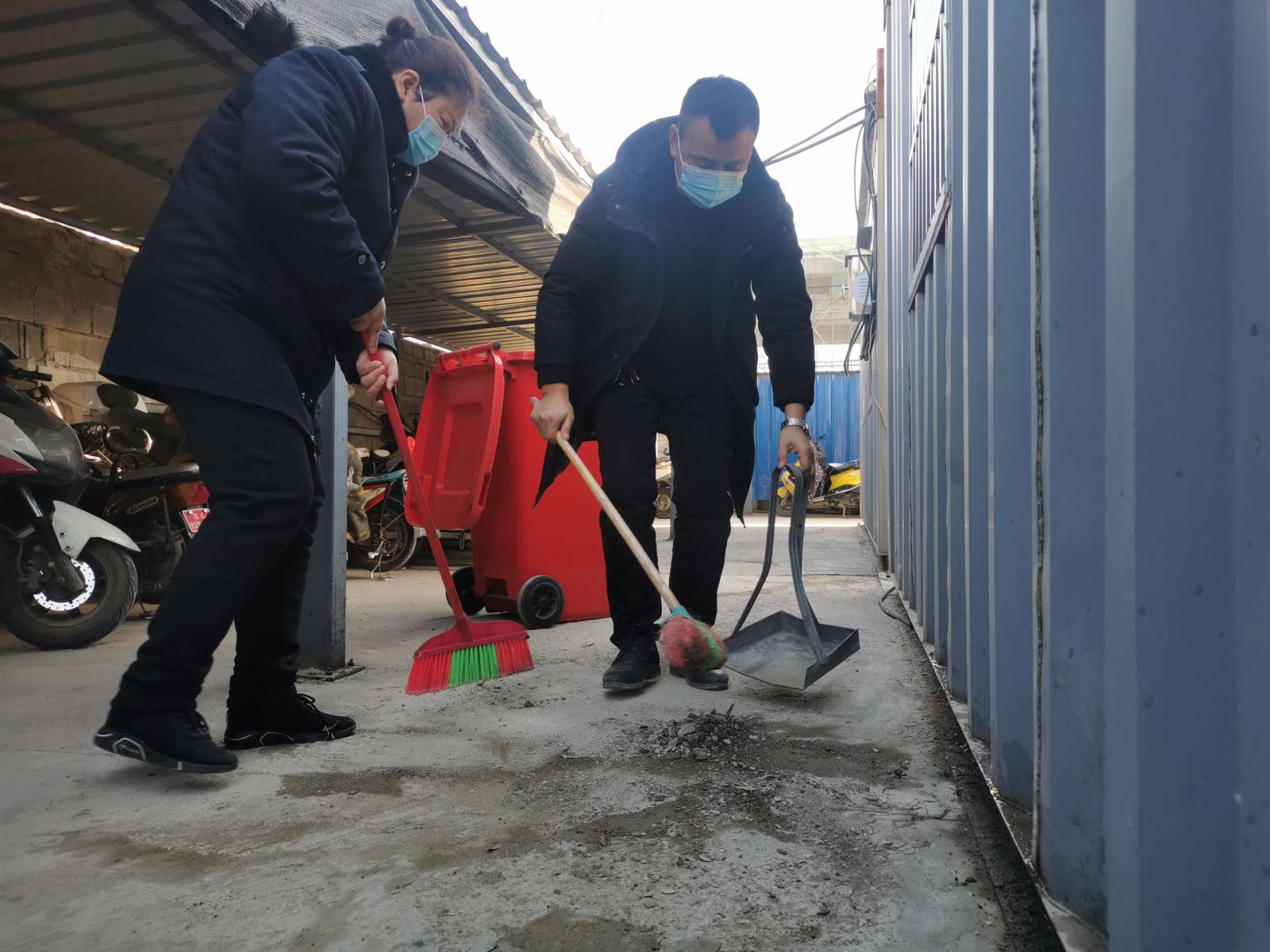 公交集團公交事業(yè)一部保持場(chǎng)站衛生常態(tài)化