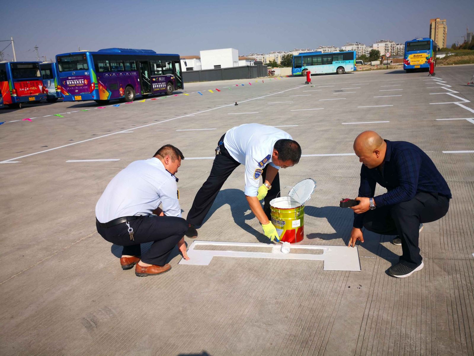 公交集團海通公交公司劃分停車(chē)位為創(chuàng  )文助力