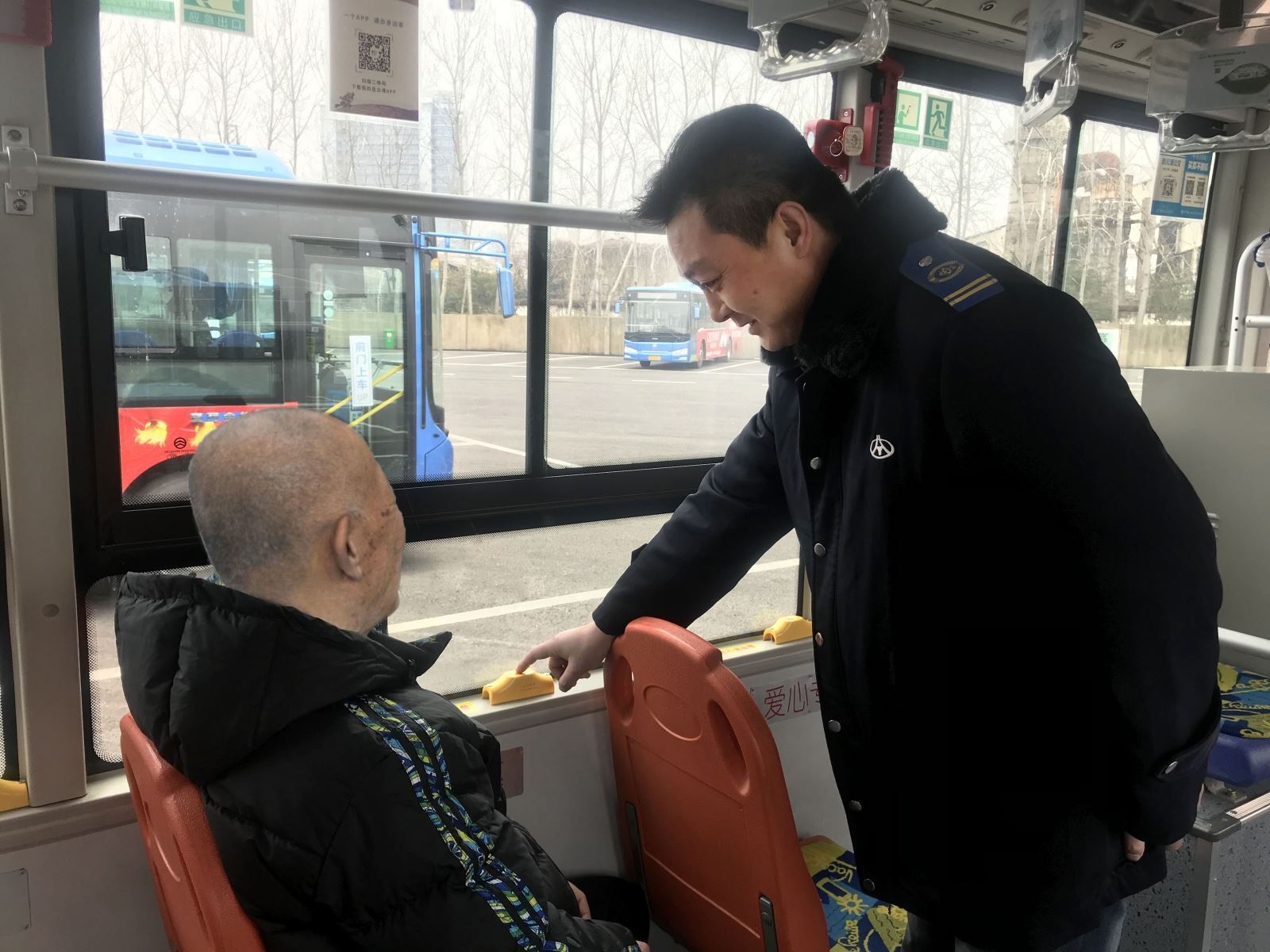 公交集團公交事業(yè)一部金點(diǎn)子方案“設置敬老愛(ài)心按鈴”落地生根見(jiàn)成效