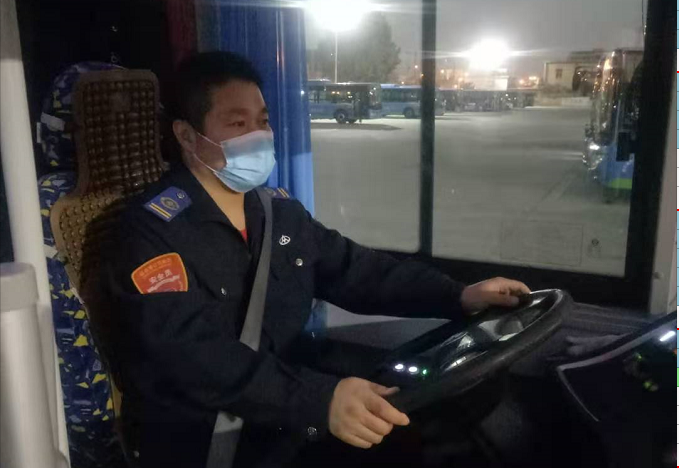 公交集團公交事業(yè)一部22路駕駛員靳軍拾金不昧受表?yè)P