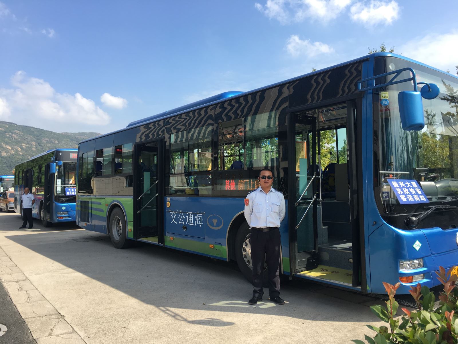 公交集團公交事業(yè)一部“定制公交”助力疏導學(xué)生流