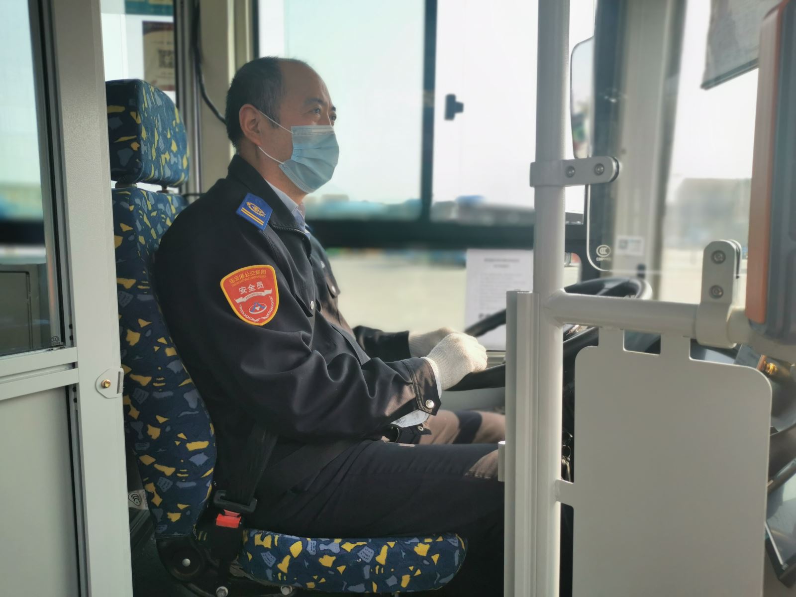 公交集團公交事業(yè)一部21路駕駛員武傳民拾金不昧受表?yè)P