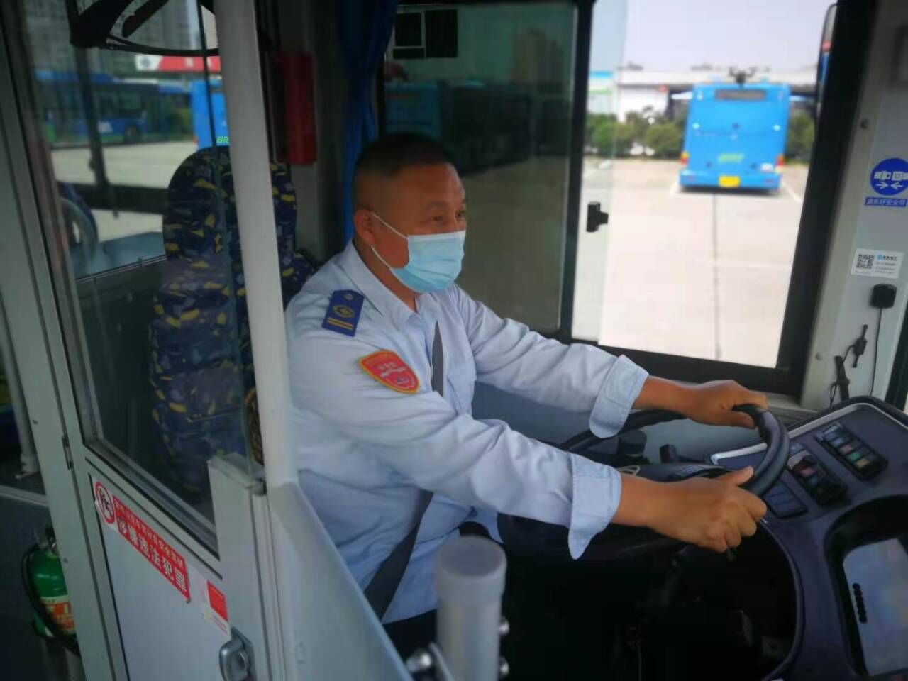 公交集團公交事業(yè)一部22路駕駛員王家余拾金不昧受表?yè)P