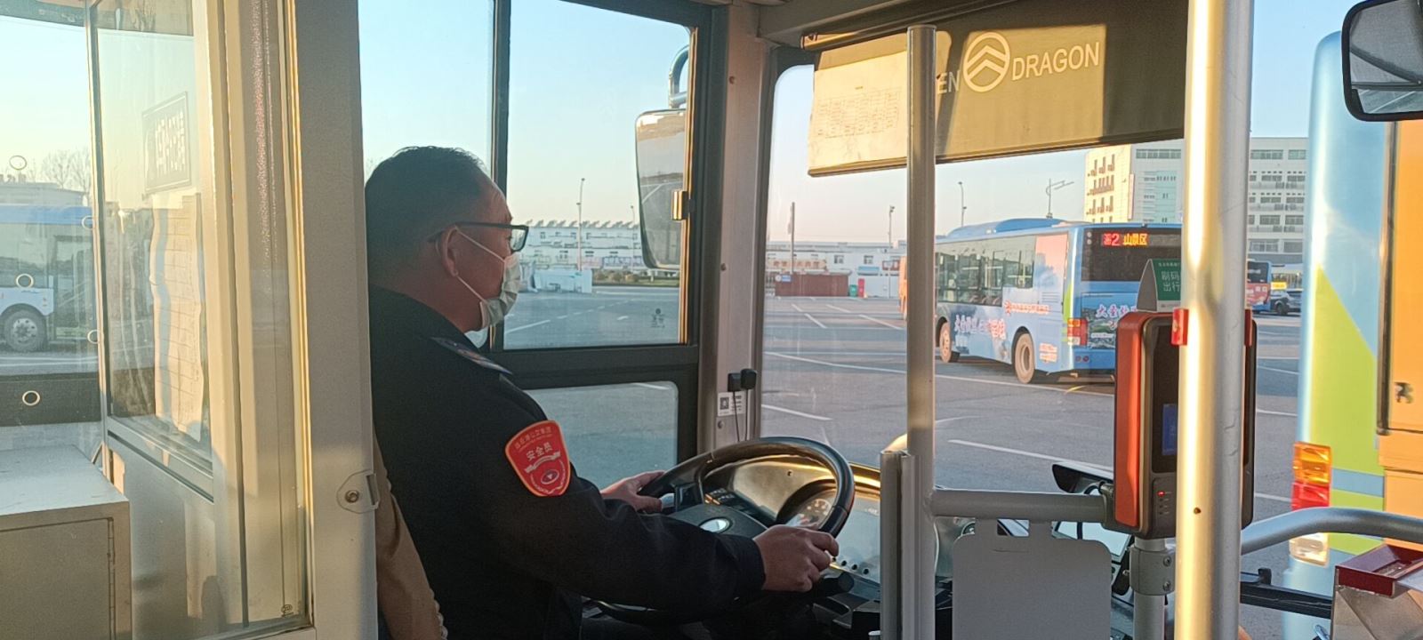 公交集團公交事業(yè)一部8路駕駛員拾金不昧受表?yè)P