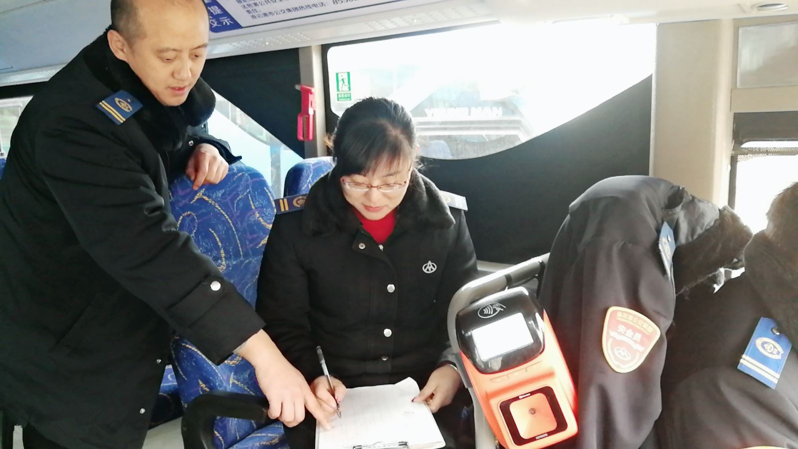 公交集團公交事業(yè)一部開(kāi)展游1路客流調研活動(dòng)