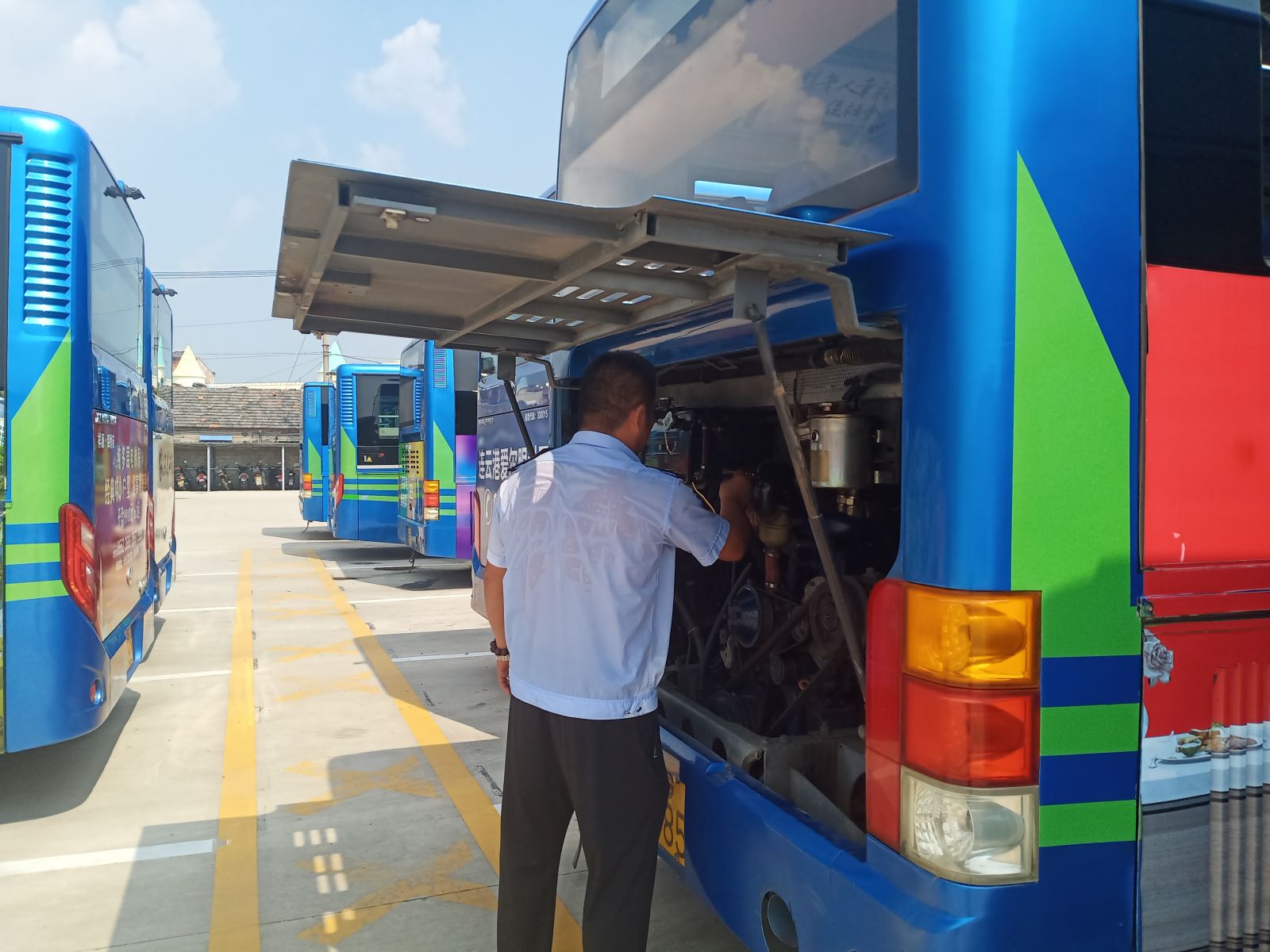 戰高溫  烈日下公交人在行動(dòng)