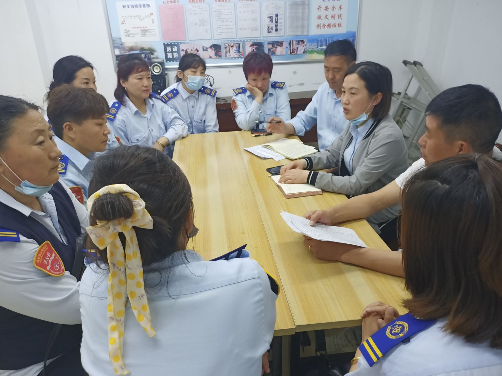 公交集團快速公交事業(yè)部爭創(chuàng  )B3“敬老文明線(xiàn)”