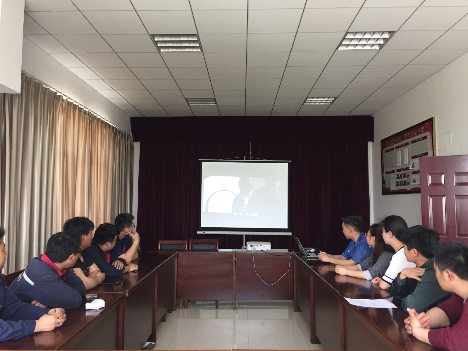 公交集團機務(wù)技術(shù)事業(yè)部開(kāi)展“迎五四青年節”觀(guān)看紅色電影活動(dòng)