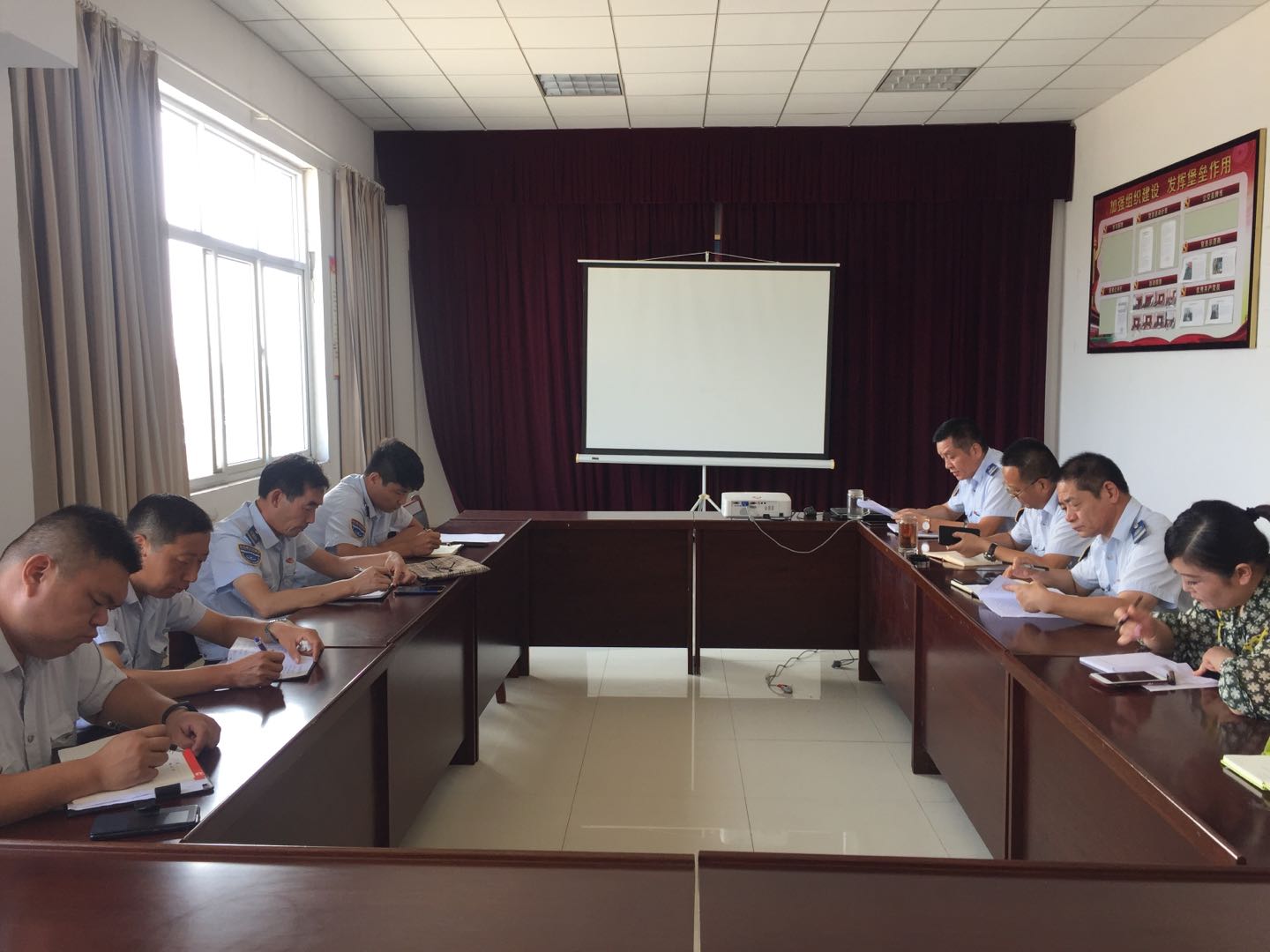 公交集團機務(wù)技術(shù)事業(yè)部召開(kāi)中秋國慶期間作風(fēng)建設工作部署會(huì )