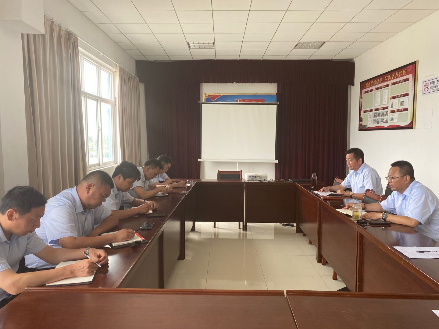 機務(wù)技術(shù)事業(yè)部召開(kāi)安全例會(huì )