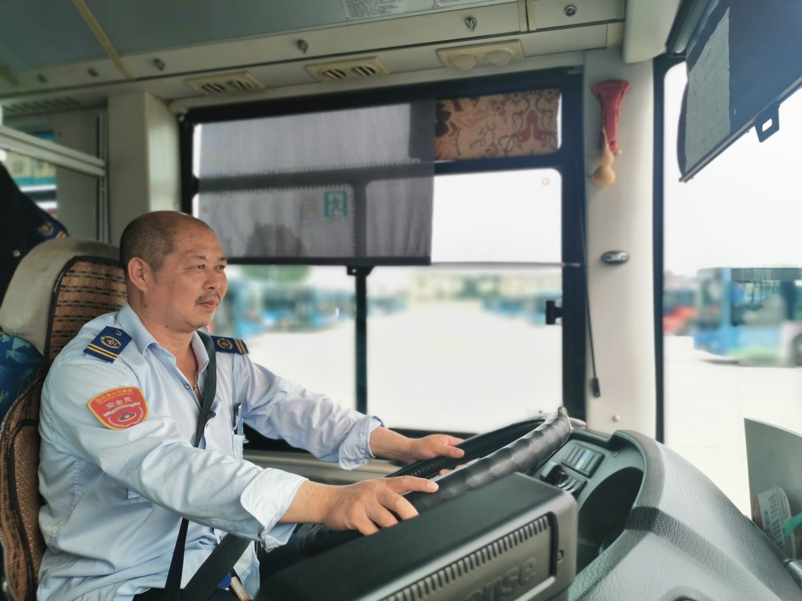 公交集團公交事業(yè)一部16路駕駛員徐勝洋拾金不昧獲贊揚