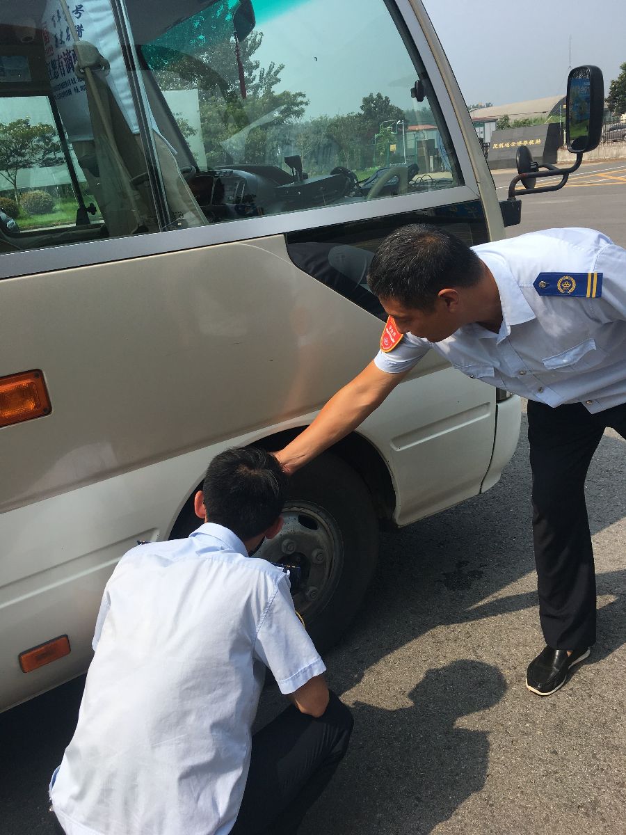 公交佳連公司開(kāi)展拉網(wǎng)式安全生產(chǎn)綜合大檢查