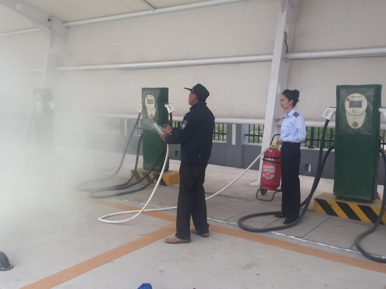 公交佳連公司未雨綢繆 做好夏季停車(chē)場(chǎng)車(chē)輛安全維護工作