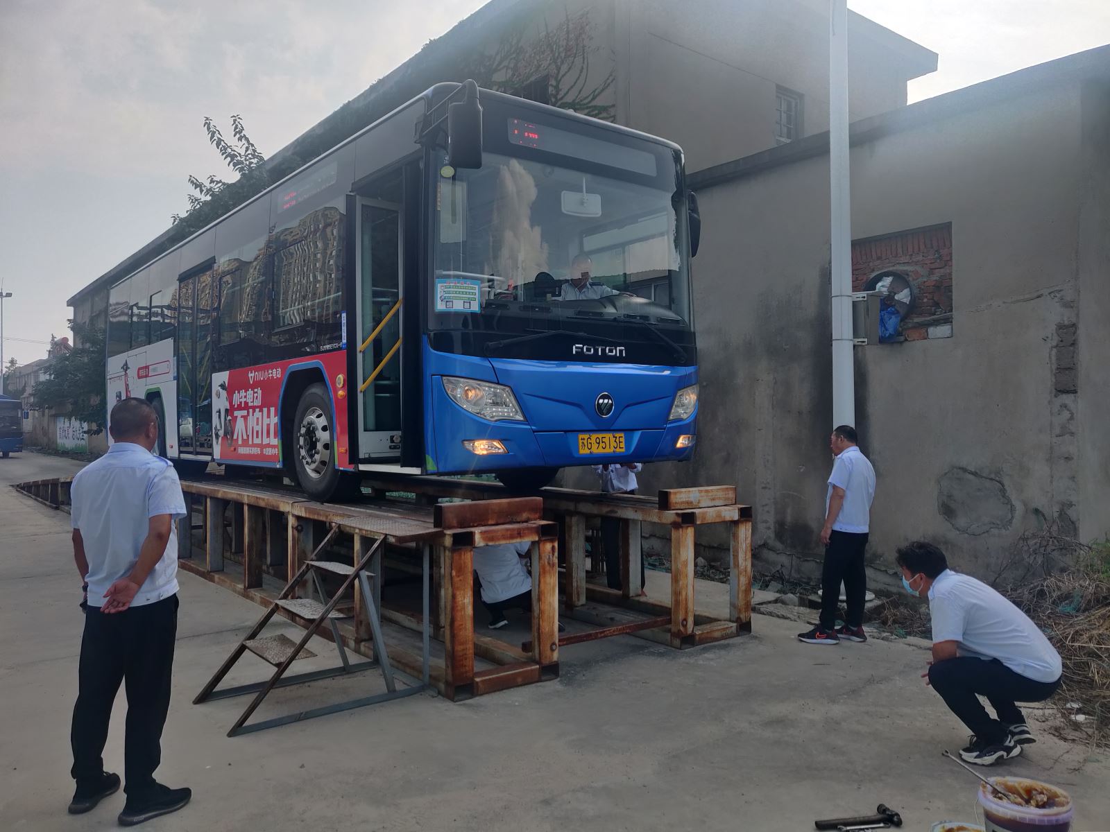 公交集團公交事業(yè)一部開(kāi)展“雙節”前車(chē)輛檢查保障安全運營(yíng)