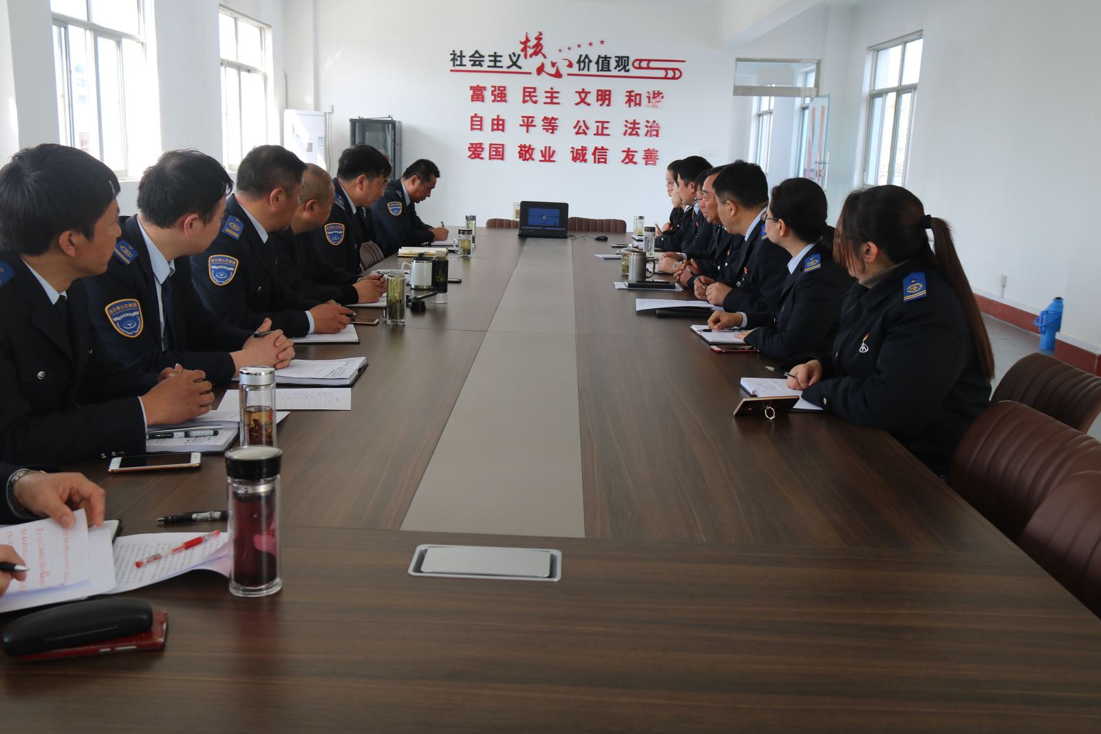 公交集團權屬單位組織觀(guān)看專(zhuān)題片《天安門(mén)》