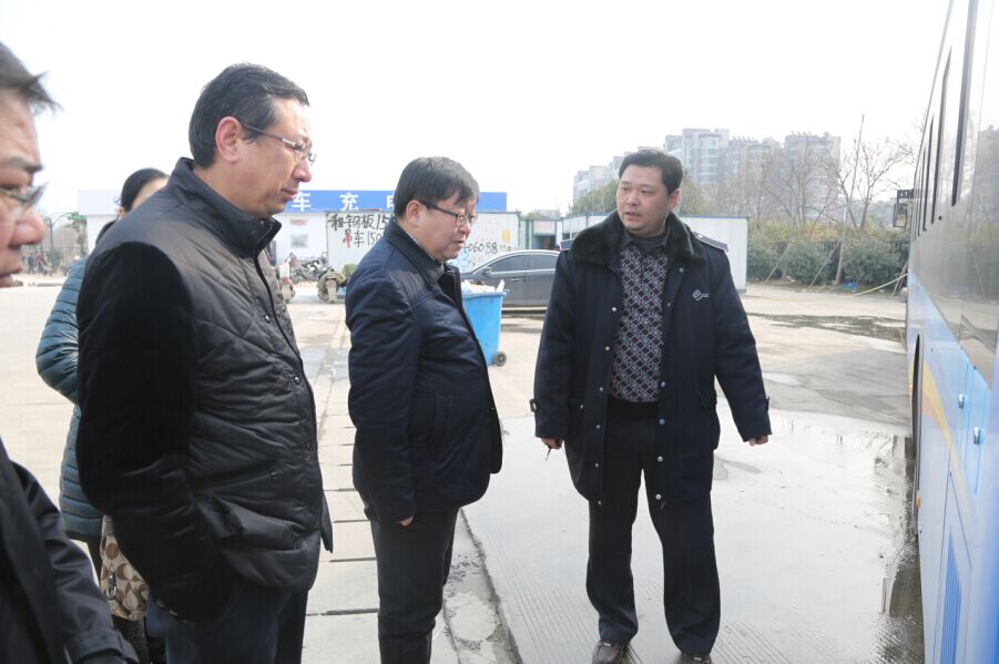 交通控股集團領(lǐng)導察看充電場(chǎng)站施工情況