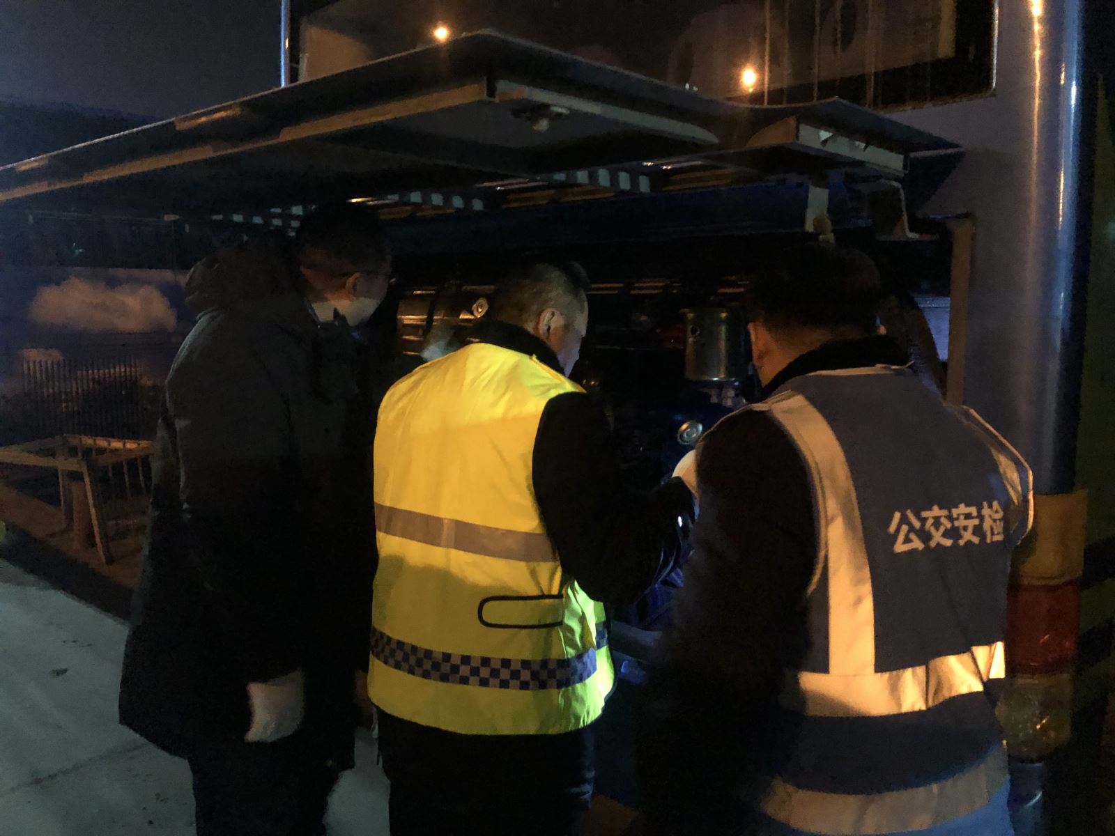 公交事業(yè)一部“排隱患促安全”切實(shí)細致做好回場(chǎng)車(chē)輛夜查工作