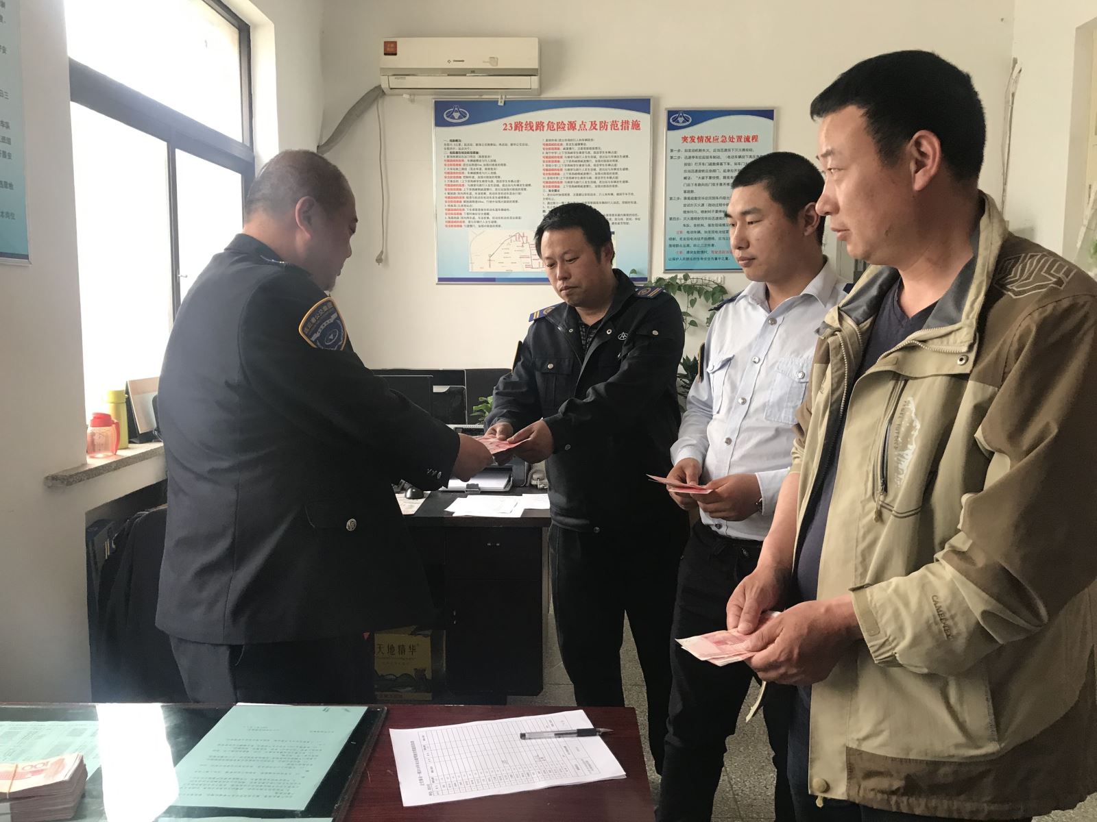 公交集團公交事業(yè)一部為駕駛員發(fā)放安全獎勵金