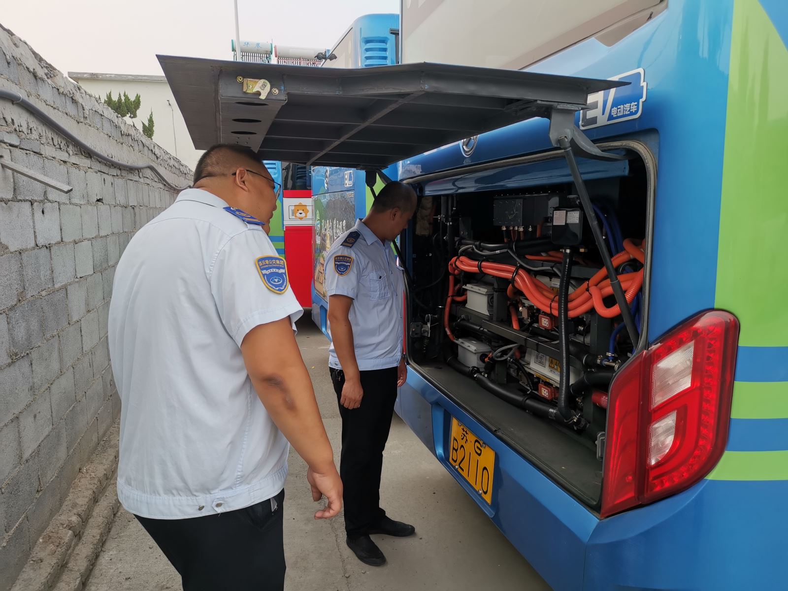 公交集團公交事業(yè)一部開(kāi)展高溫車(chē)輛聯(lián)合檢查鞏固市民安全出行“防護墻”