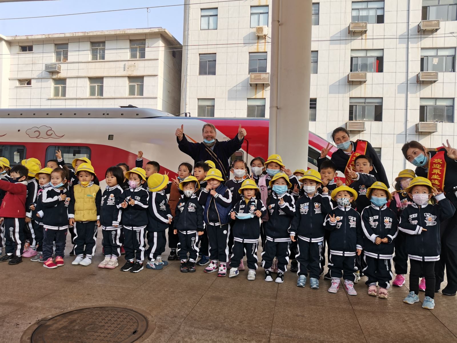 幼兒園小朋友體驗城市動(dòng)車(chē)