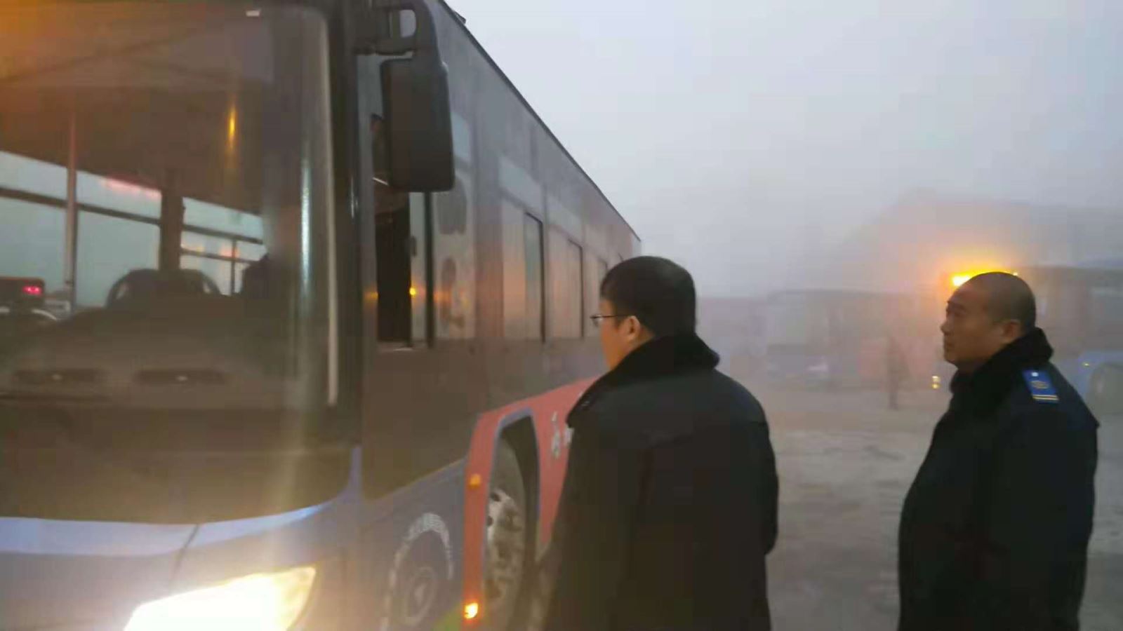 公交集團海通公交公司快速啟動(dòng)惡劣天氣應急預案  積極應對大霧天氣