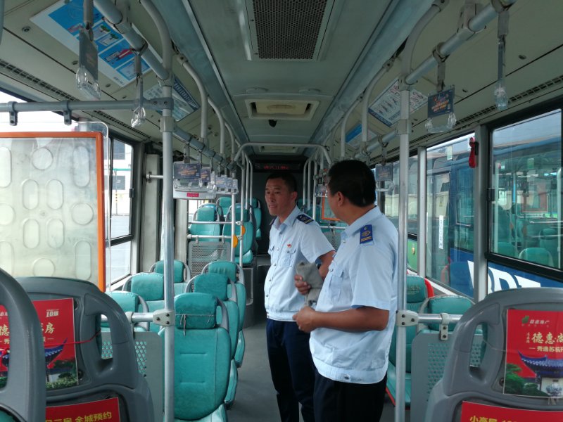 公交集團快速公交做好創(chuàng  )文宣傳工作