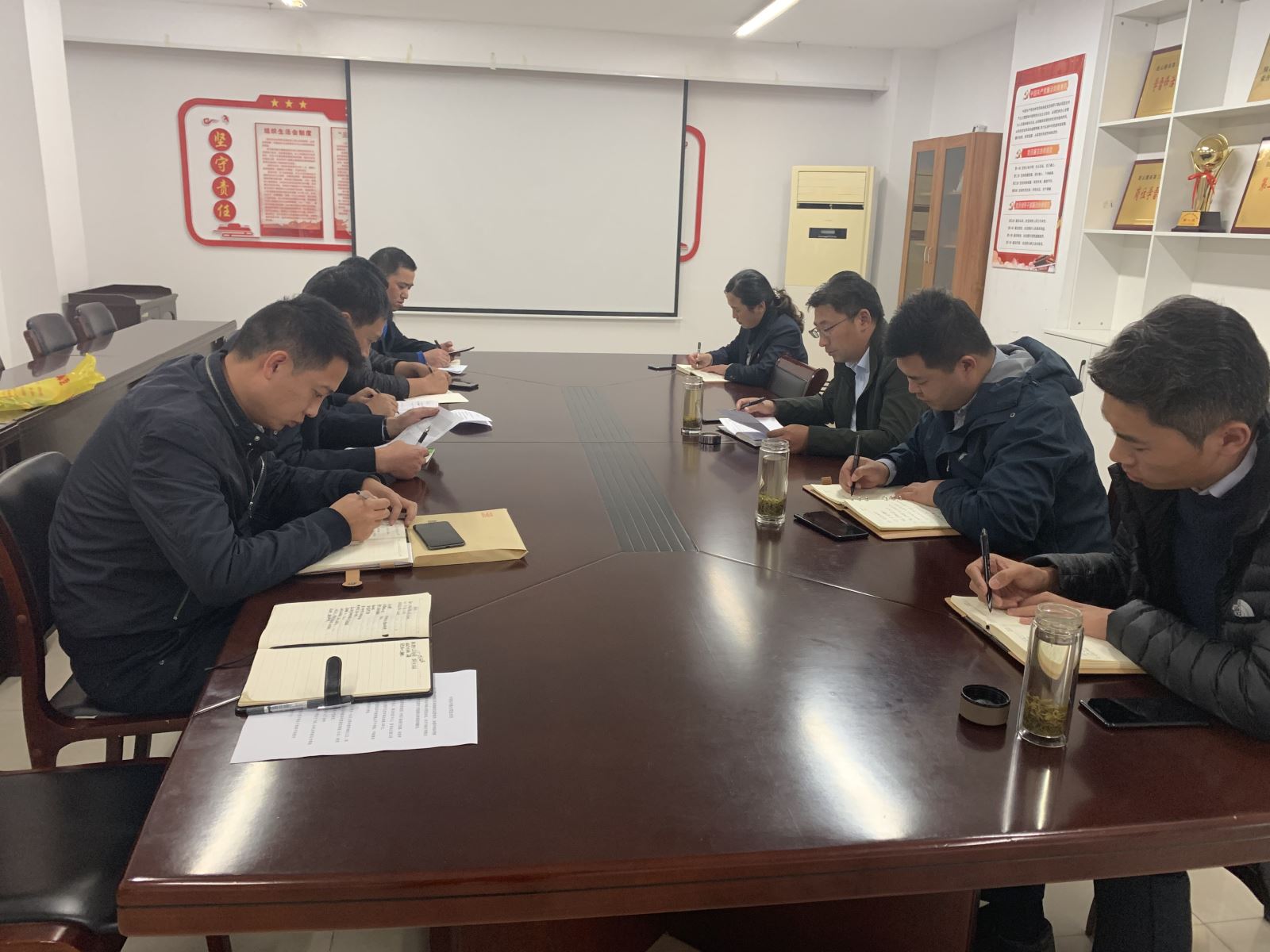 快速公交召開(kāi)正班正點(diǎn)率提升專(zhuān)項會(huì )議