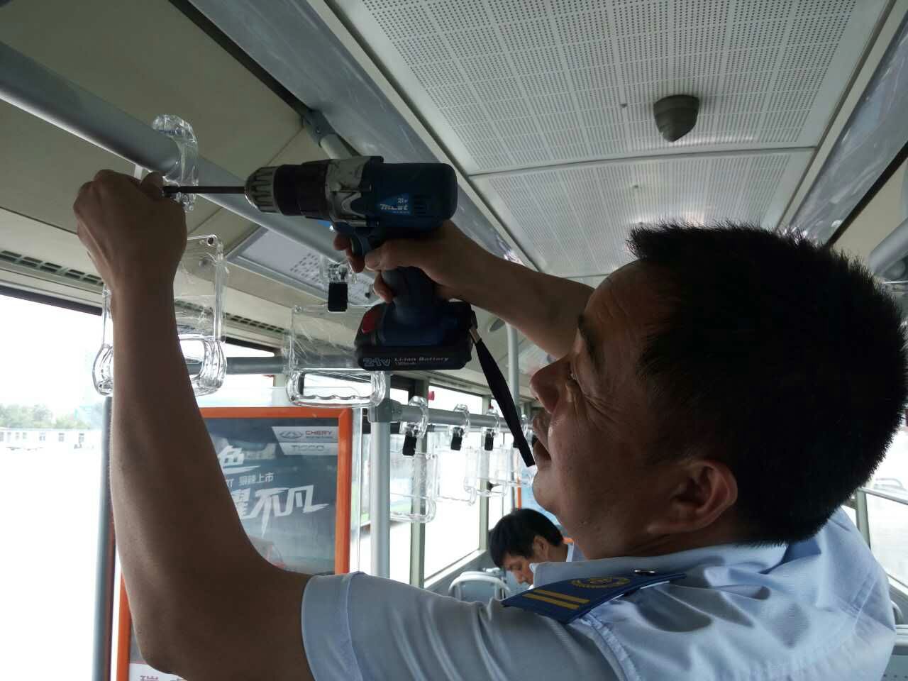 公交快速公司完成18米車(chē)拉手更換工作 車(chē)隊加班加點(diǎn)助推創(chuàng  )文