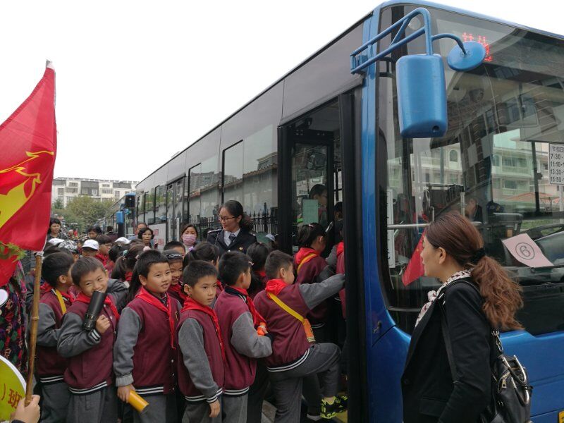 公交海州公司圓滿(mǎn)完成蒼梧小學(xué)定制班線(xiàn)任務(wù)