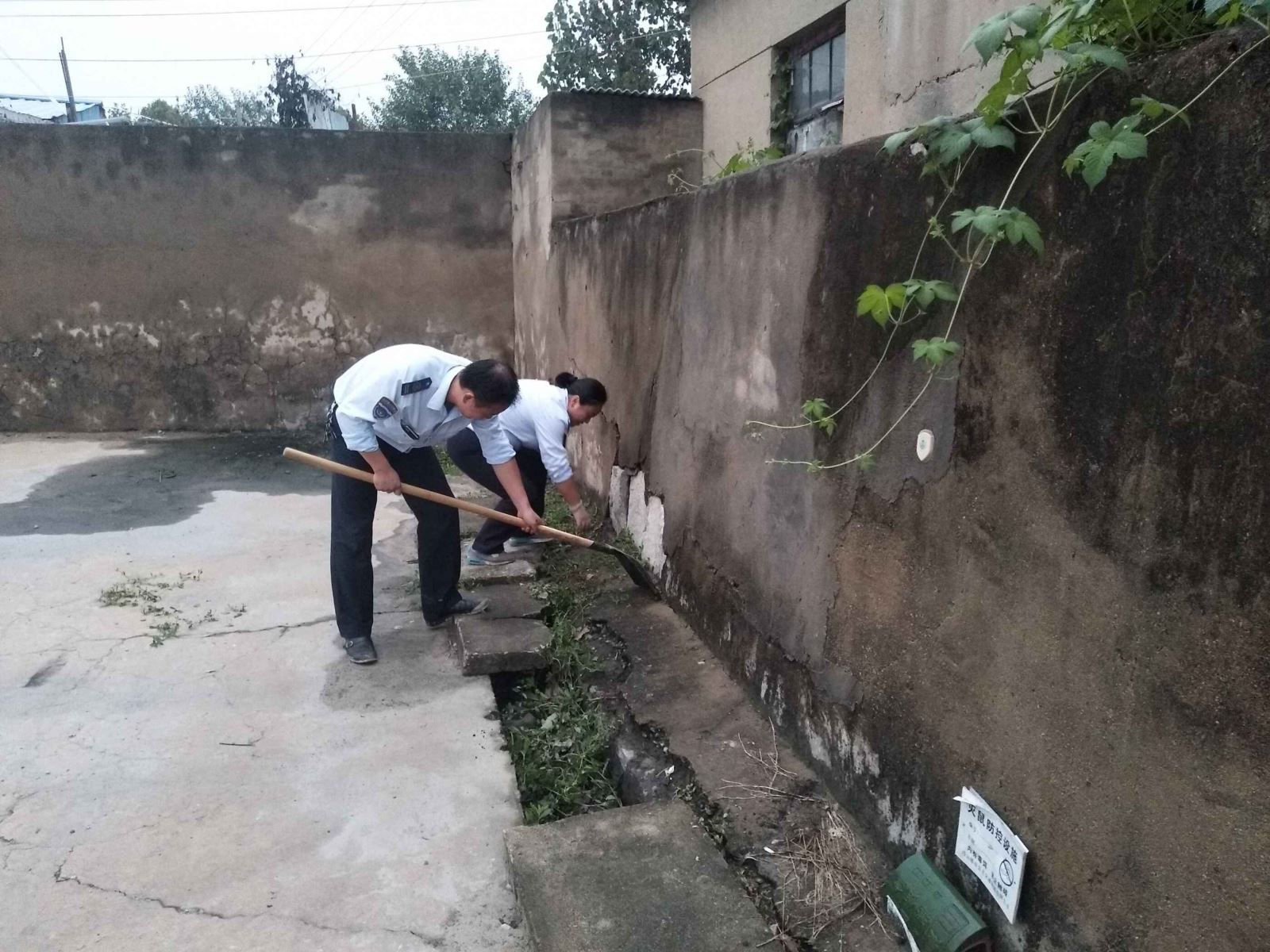 公交集團海通公交公司做好場(chǎng)站衛生清潔助力創(chuàng  )文工作